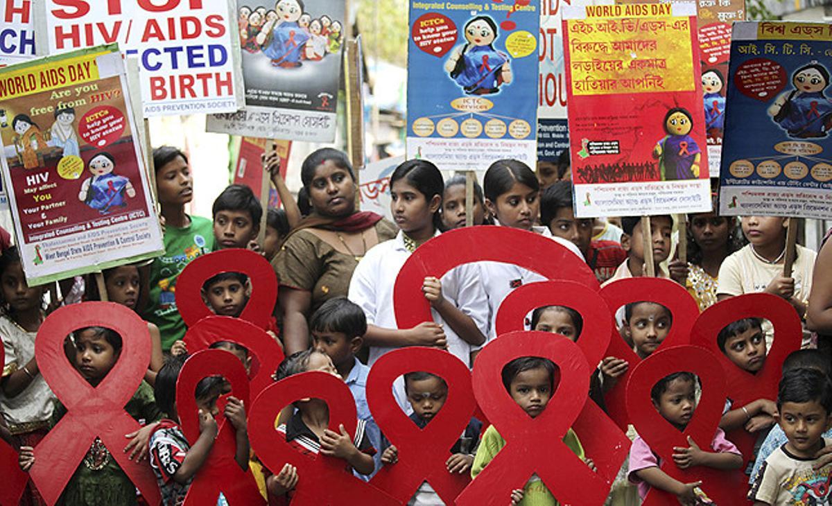 Estudiants indis, amb els seus pares, en una concentració per alertar la població sobre la sida a Calcuta (Índia).