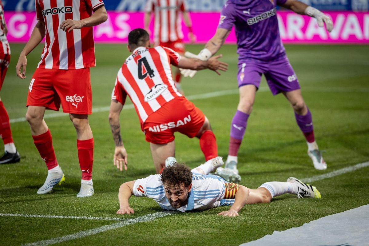 Keidi Bare, en el césped del Ibarcaja Estadio tras una acción ofensiva.