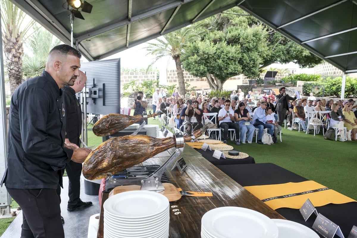 El aruquense Jonathan Carmelo durante su participación como cortador de jamón en la competición celebrada en la finca La Rekompensa, en Arucas.