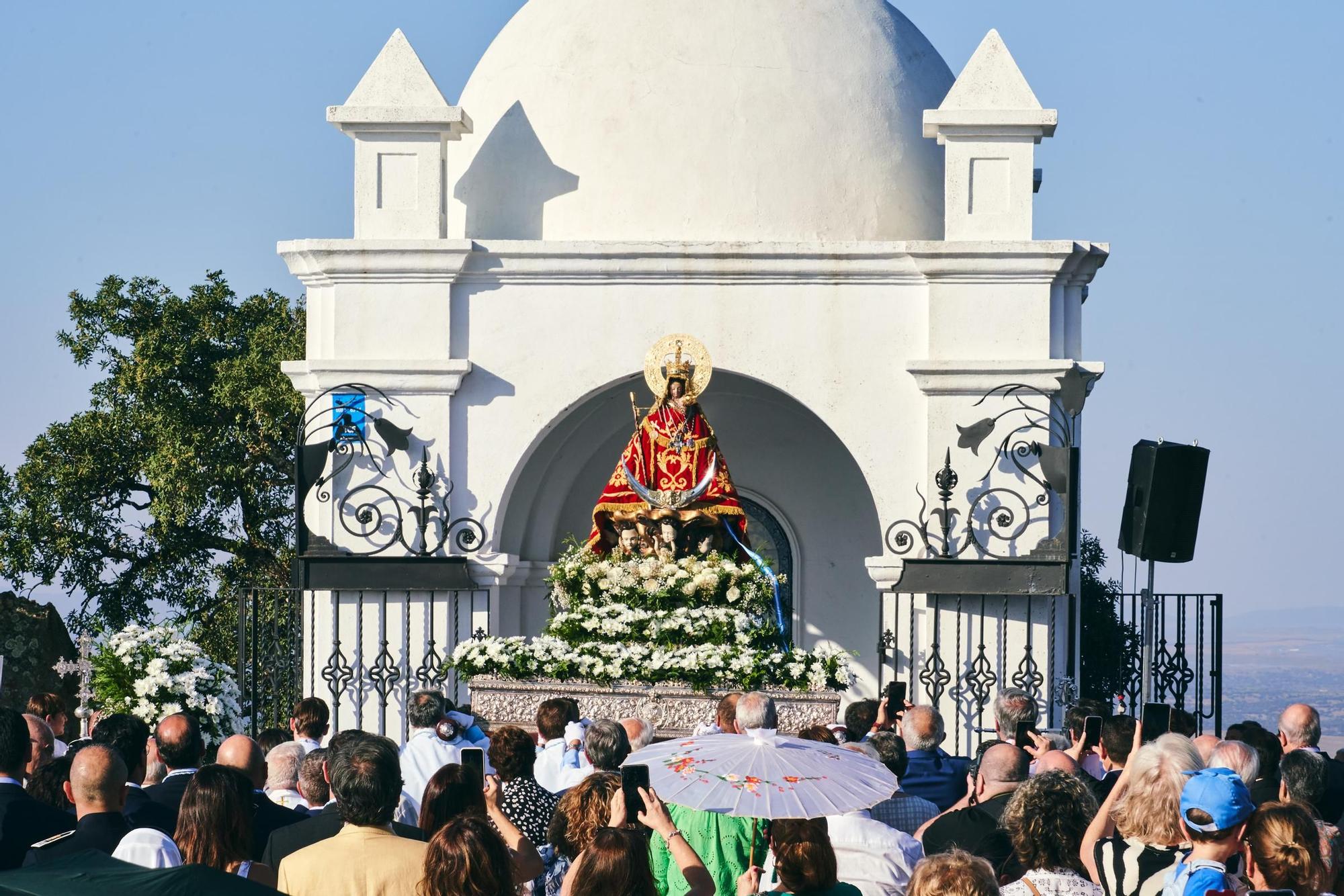 La patrona de Cáceres abre su Año Jubilar con cientos de devotos en el santuario