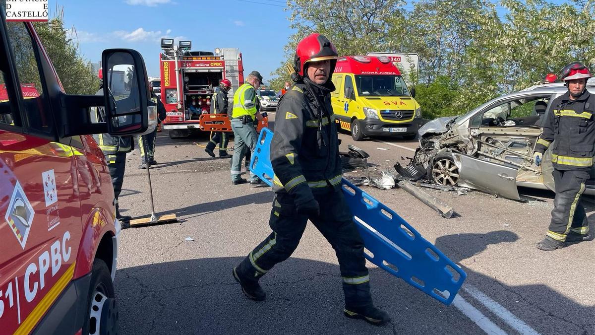 Los bomberos han colaborado en las tareas de traslado de los heridos hasta las ambulancias.