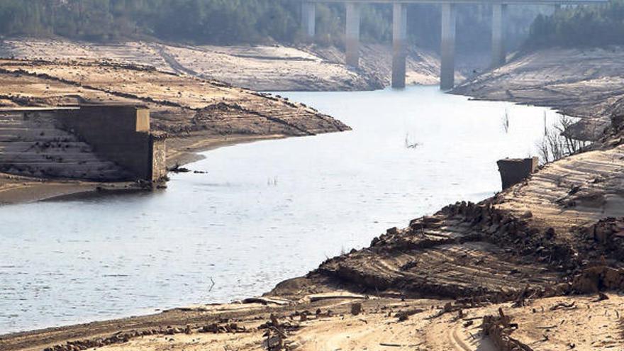 Estado que presenta el embalse de Lindoso en Lobios, muy por debajo de su cota habitual.  // Jesús Regal