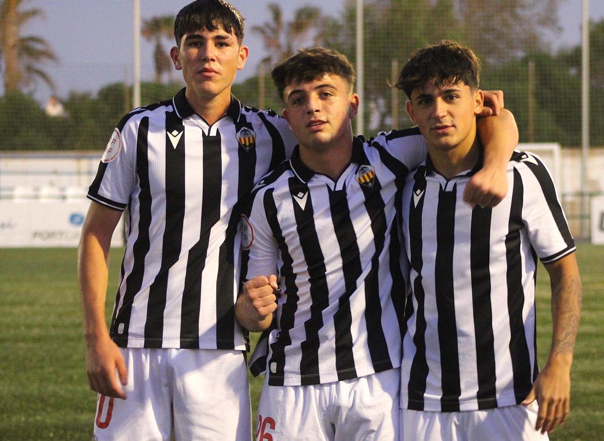 Adrián Arapio (i), Miguel Ferrer (c), debutantes en Tercera, junto a Josep Díaz (d).