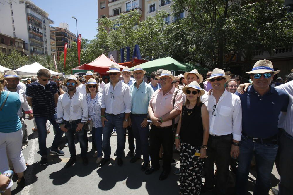 La mascletà de la pirotecnia valenciana Fuegos Artificiales del Mediterráneo hace retumbar la emblemática plaza con un disparo compacto con un potente final terrestre y aéreo