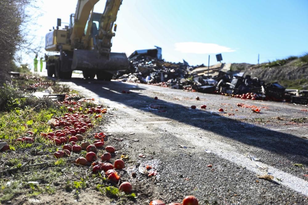 Un camión de tomates vuelca en la A-31 en término de Sax.