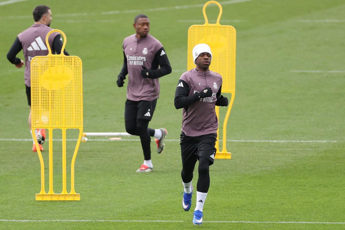 Vinícius s’examina al Bernabéu en un dia de treva per a Alonso