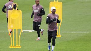 Vinícius s’examina al Bernabéu en un dia de treva per a Alonso