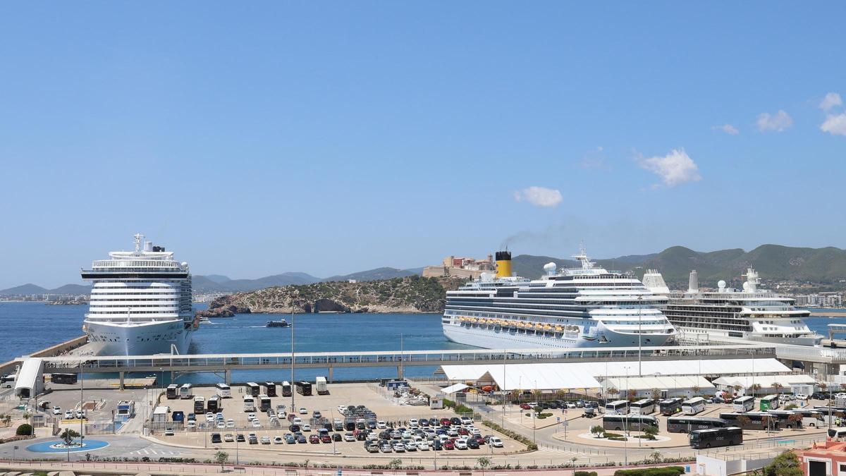 Imagen de los tres cruceros atracados el martes en es Botafoc.
