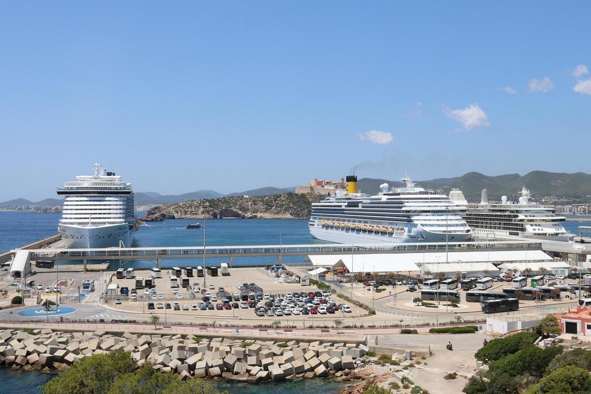 Imagen de los tres cruceros atracados el martes en es Botafoc.