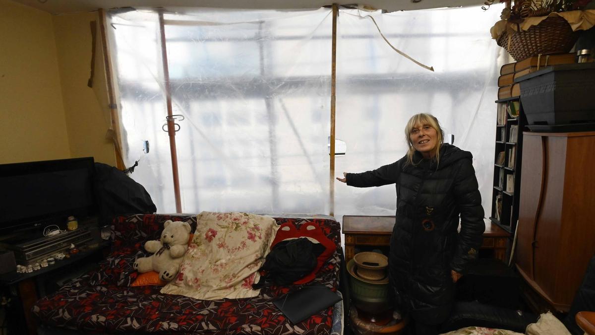 Isabel, la inquilina que se quedó sin pared en su salón y en un dormitorio debido al derrumbe de la fachada por unas obras de rehabilitación, en una imagen del 3 octubre de 2024, el día que tuvo que ser desalojada.