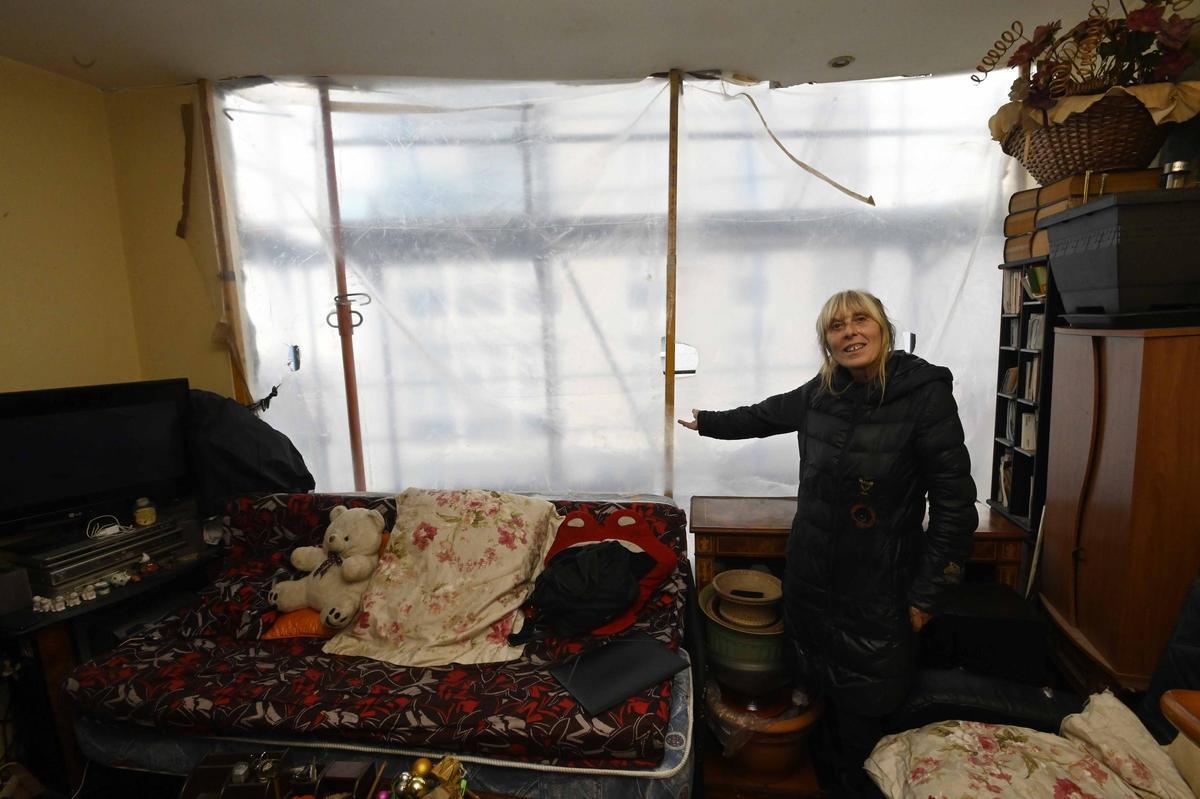 Isabel, la inquilina que se quedó sin pared en su salón y en un dormitorio debido al derrumbe de la fachada por unas obras de rehabilitación, en una imagen de octubre de 2024, el día que tuvo que ser desalojada.