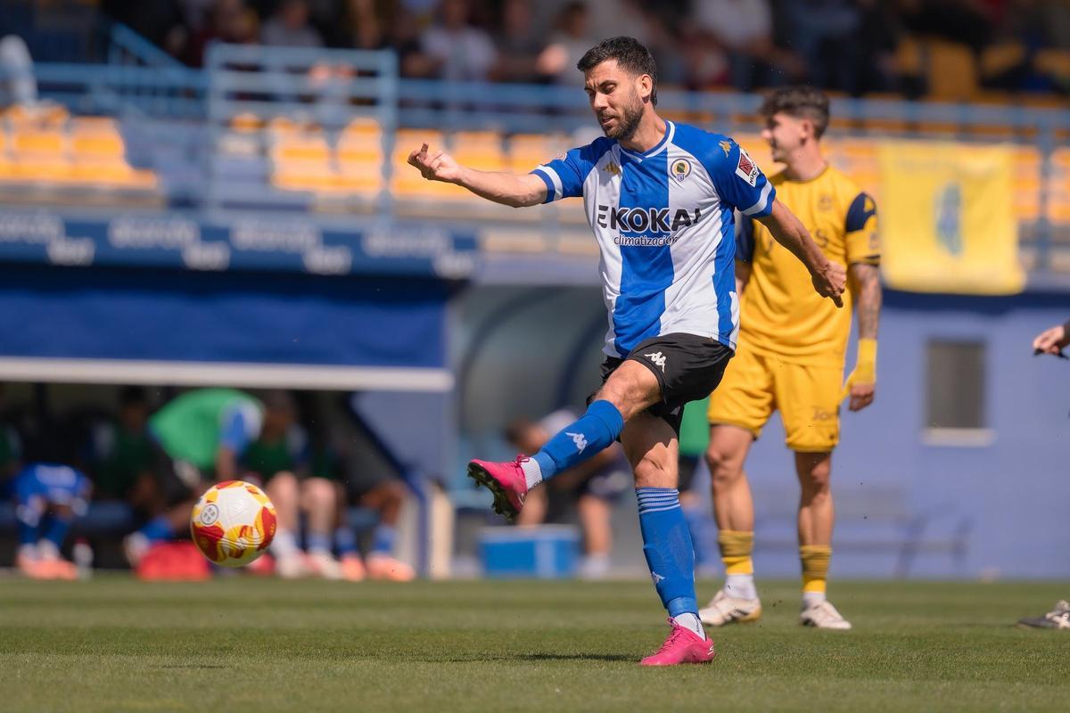 Fede Vico, molesto, golpea la pelota con la pierna izquierda durante el Alcorcón-Hércules.