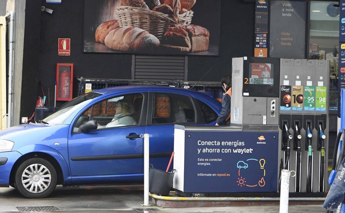 Conductores repostando en una gasolinera de Vigo durante la escala de precios del combustible de marzo