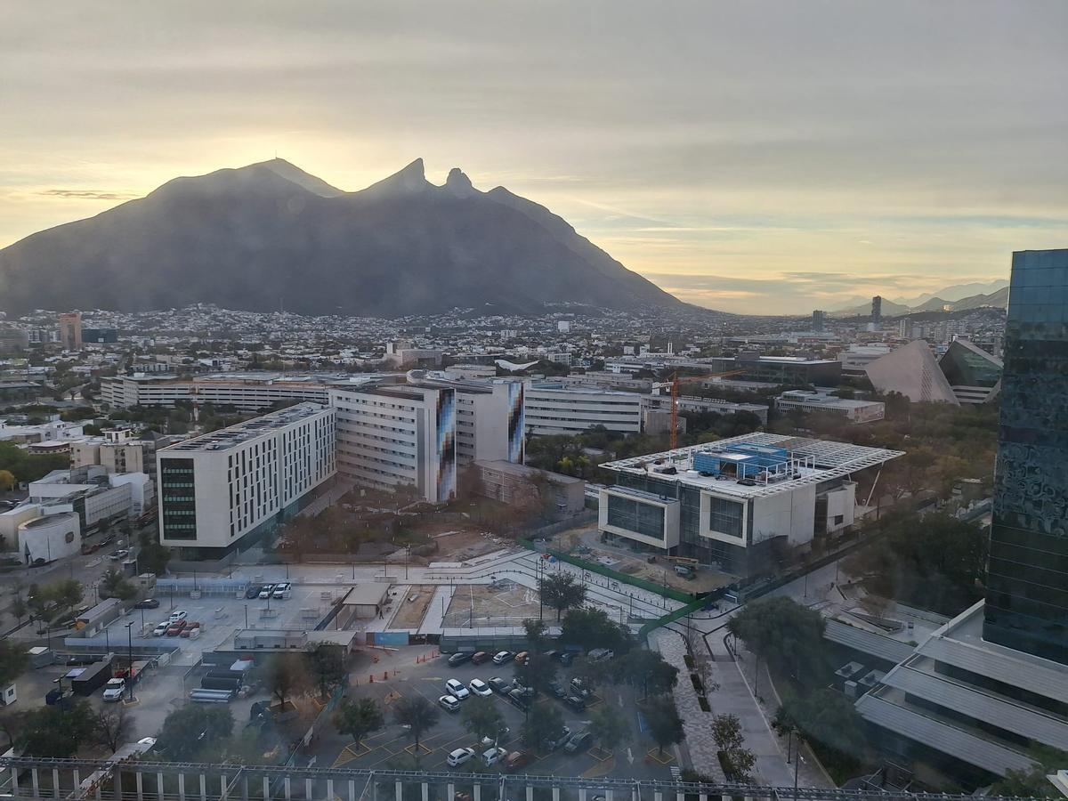 Una vista del campus del TEC de Monterrey, con el Cerro de la Silla al fondo y los edificios de las residencias en primer término.