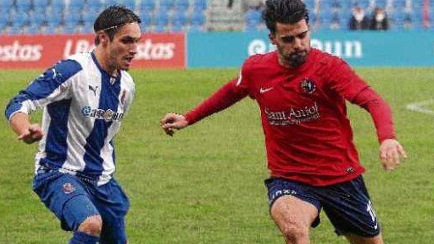 David López condueix la pilota en una acció del partit d&#039;ahir.