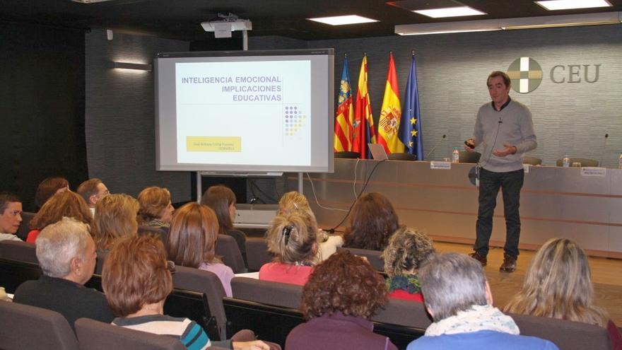 Expertos en psicobiología y pedagogía se reúnen en la Universidad CEU Cardenal Herrera para orientar a los adolescentes