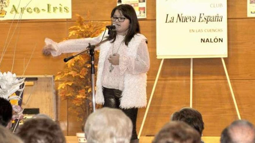 La cantante Lucía Díaz, durante su actuación ayer en el concurso &quot;Ciudá de Llangréu&quot;.