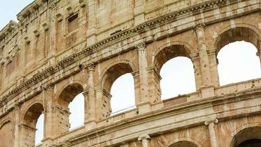 Brais Frade posa junto al Coliseo en la ciudad de Roma.