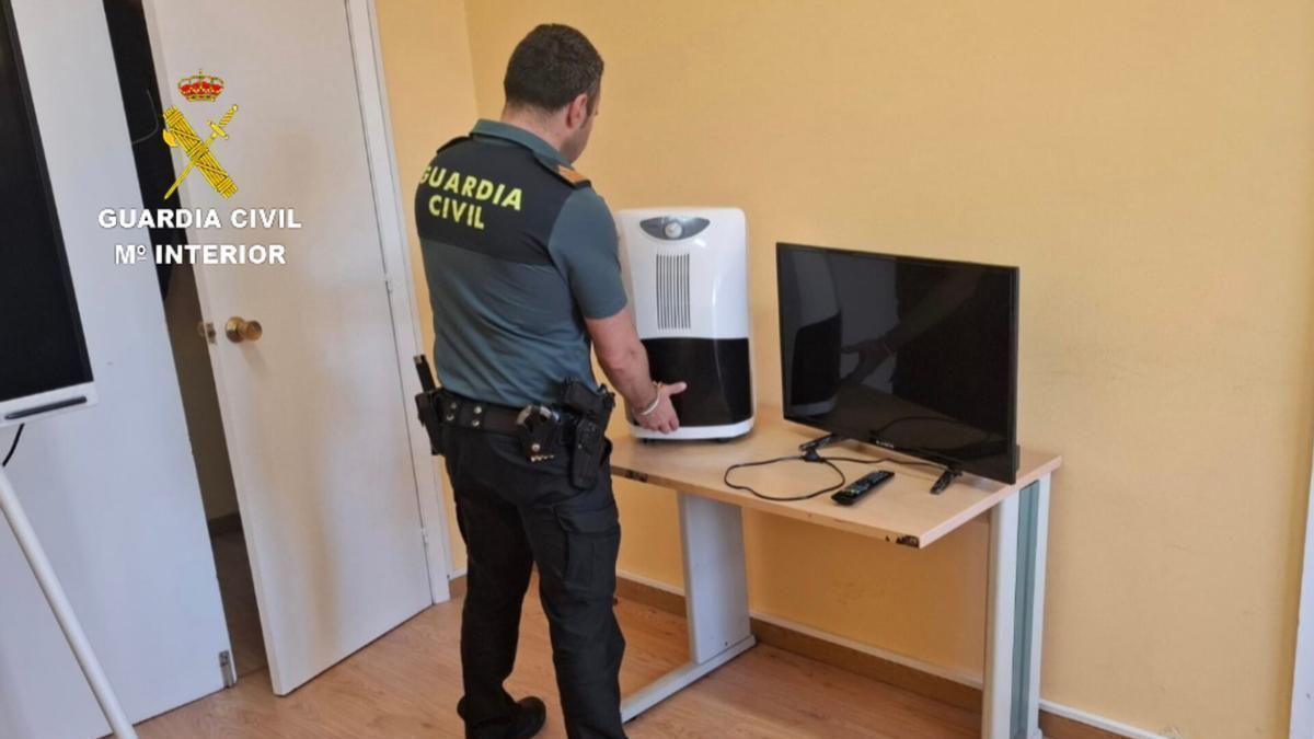 El deshumidificador y la televisión recuperados tras un robo con fuerza en una vivienda de Tomiño.