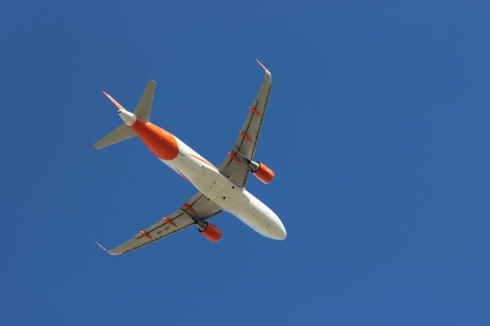 Llegada del primer avión al aeropuerto de Corvera