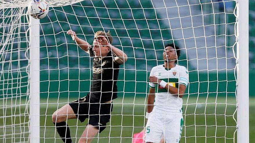 De Jong y Riqui Puig dan la victoria al Barça en Elche