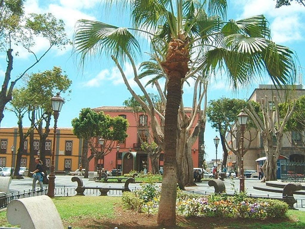 San Cristóbal de la Laguna   La importancia de esta ciudad tinerfeña radica en que es el único ejemplo de de ciudad colonial no amurallada del mundo. Su arquitectura y trazado se tomaron de ejemplo para construir las ciudades coloniales americanas. Hoy en día este trazado está intacto y se puede pasear por él como si tal cosa.