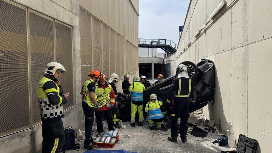 Rescatan a una conductora tras precipitarse con su coche ocho metros en un parking de Madrid