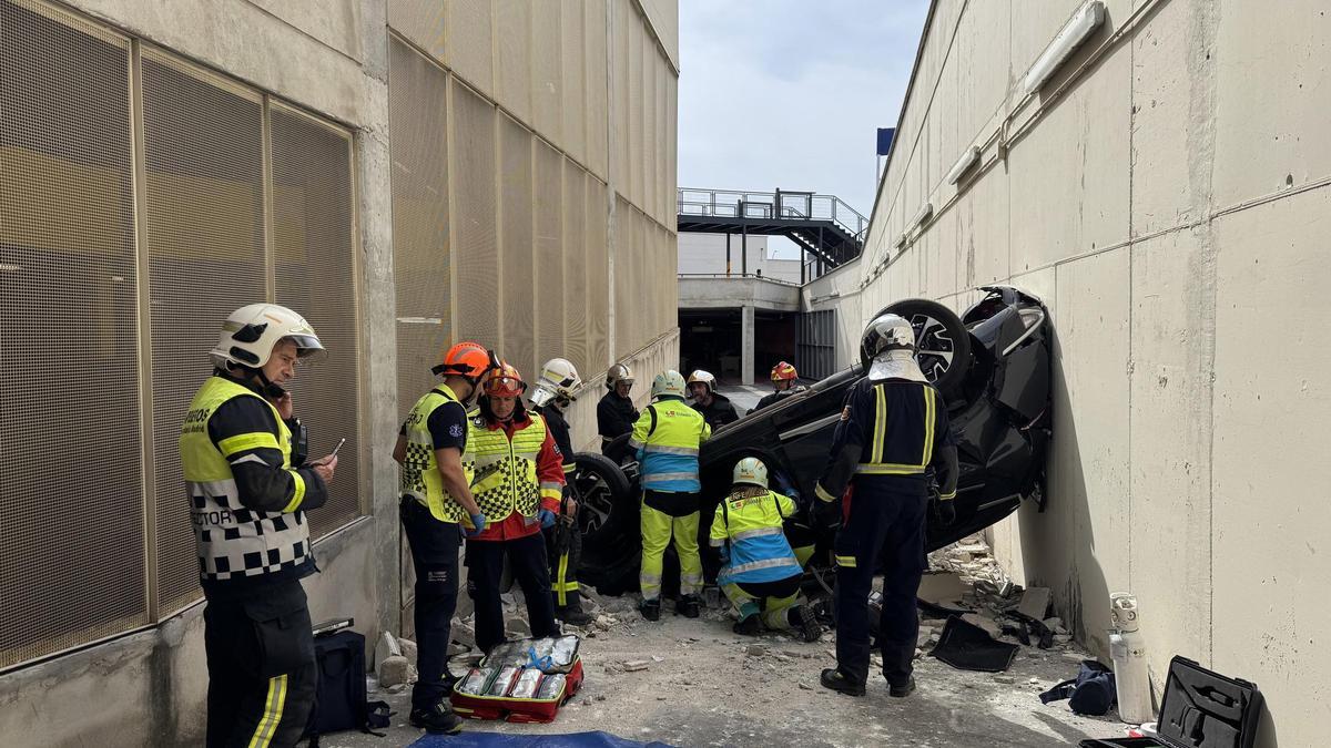 Rescatan a una conductora tras precipitarse con su coche ocho metros en un parking de Madrid