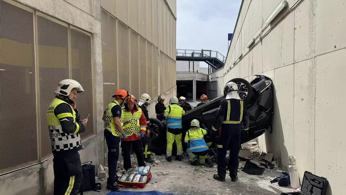 Rescatan a una conductora tras precipitarse con su coche ocho metros en un parking de Madrid