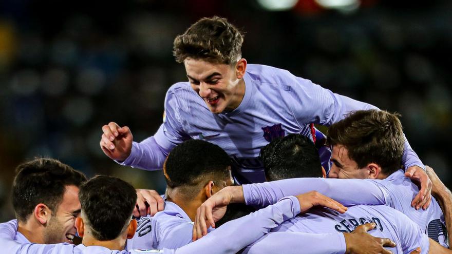 Los jugadores del Barcelona celebran uno de sus goles. | // E. P.