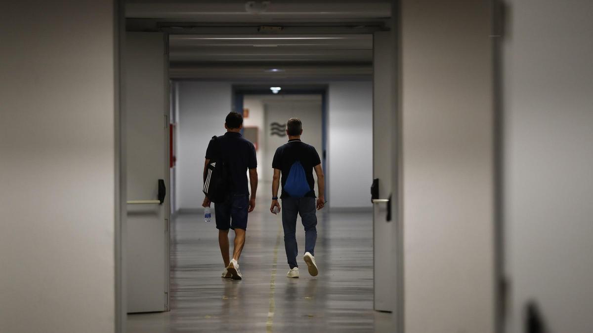 Willy Villar, director deportivo del Granca, acompaña a Porfirio Fisac en su adiós de la entidad claretiana el verano pasado