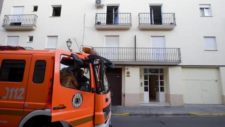 Los bomberos de Xàtiva sofocan el incendio en un cuadro eléctrico