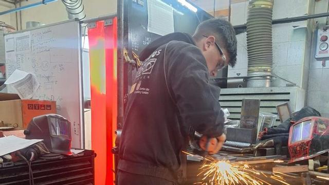 Hugo Martín practica una soldadura en el taller de Menesianos.