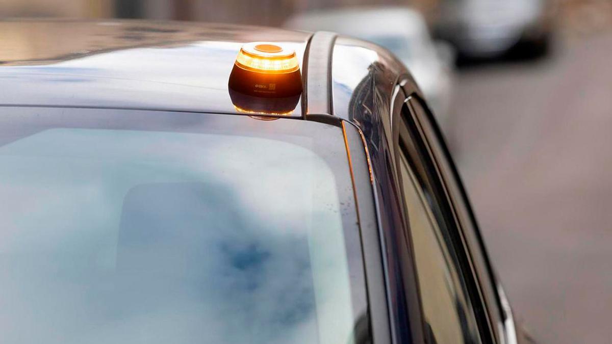 Multado con 200 euros un conductor por no tener la segunda baliza v-16 en el coche: la Guardia Civil extrema la vigilancia en Semana Santa en busca de este dispositivo