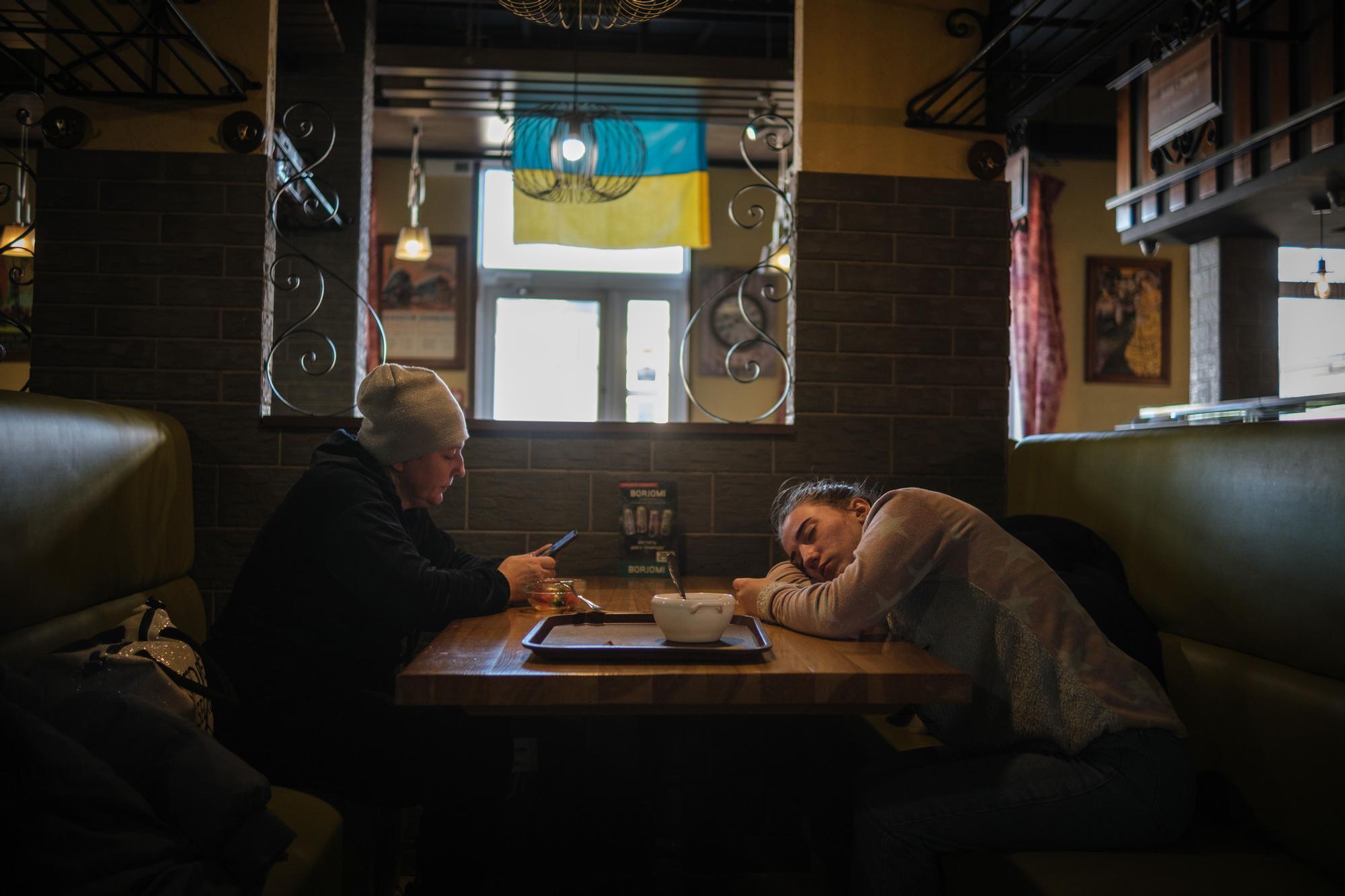 Un momento de descanso en una cafetería de los alrededores de la estación de trenes de Lviv.jpg