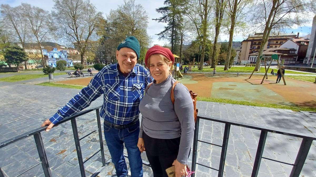 Silvino García y su esposa, Ana Gloria Torres, en la zona de La Panera, en el parque de Arriba.