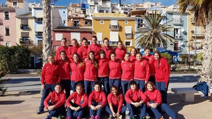 La selección española femenina de rugby XV posa en uno de los rincones típicos de La Vila.