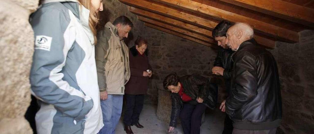 Cuiña, con vecinos en la ruta de inauguración del Centro de Interpretación de Escuadro. // Bernabé/Gutier