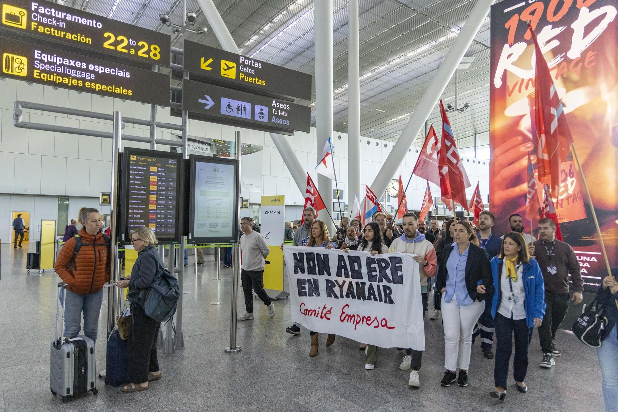 Lostrabajadores de Ryanair se concentran en Lavacolla protestando por el ERE al que se ven  abocados