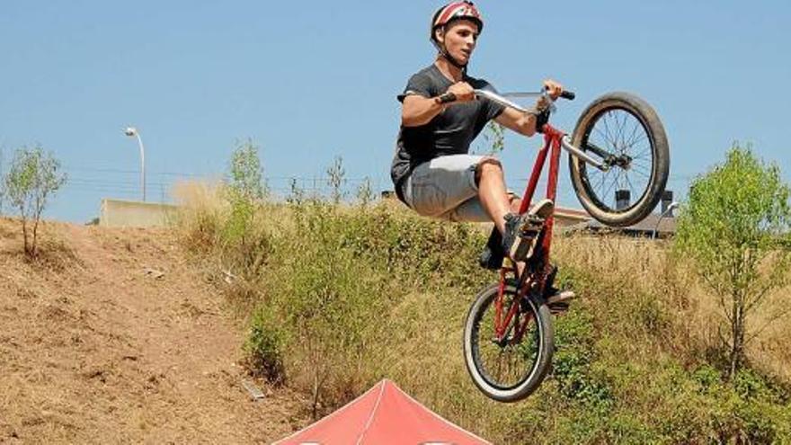 Joves aficionats al bicicròs, com Ignasi Pascual (a la foto), van provar ahir el nou circuit de Navàs