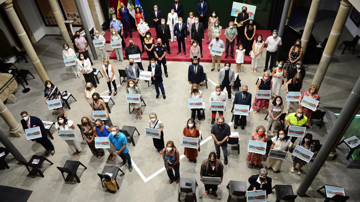 Foto de familia con los premiados y autoridades asistentes.