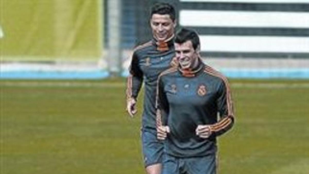 Bale y Cristiano, ejercitándose ayer en la preparación madridista.