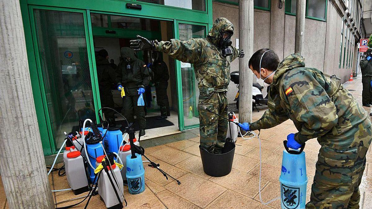 Labores de desinfección de la Brilat en la residencia de ancianos de Marín.