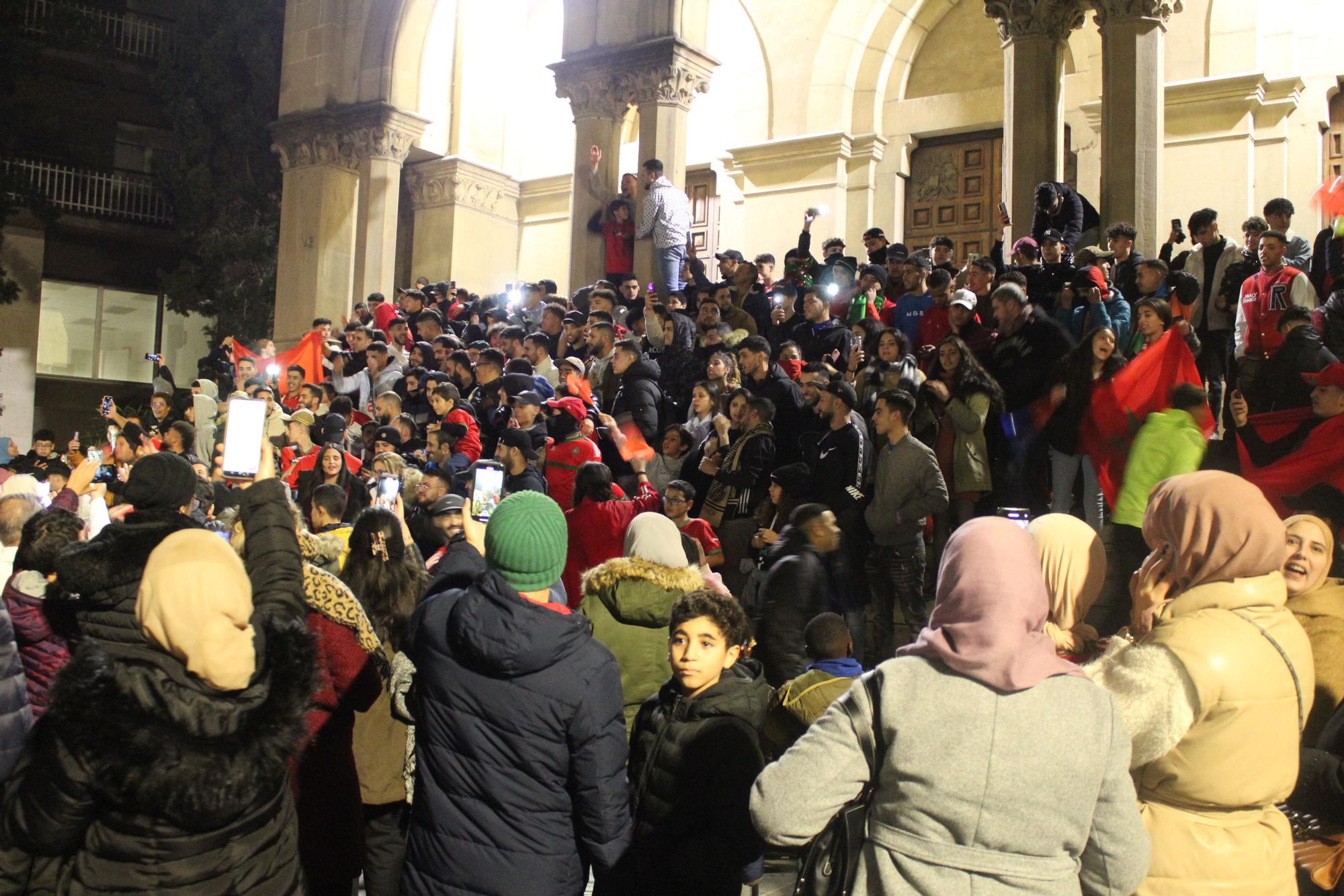 Eufòria entre la comunitat marroquí de Manresa en la celebració de la victòria contra Espanya al Mundial de Qatar