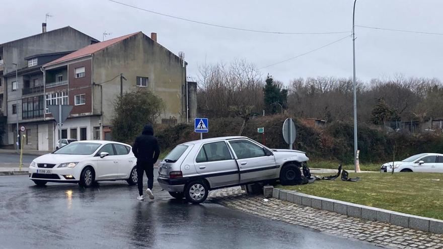 Un vigués empotra su automóvil en una glorieta de Lalín