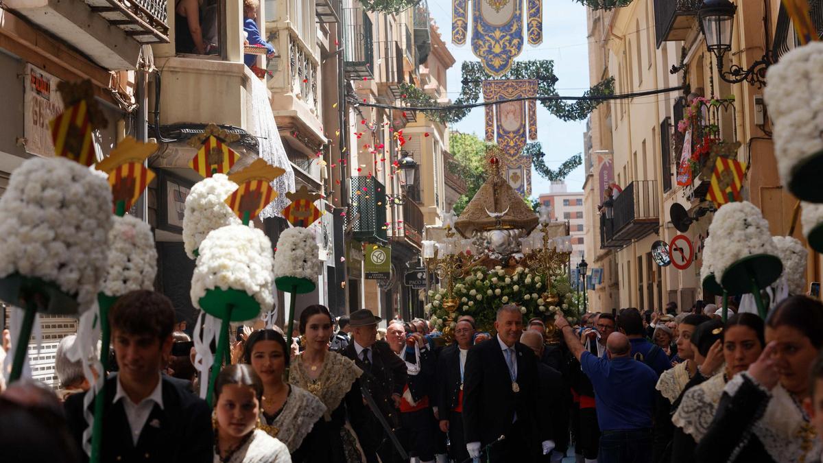 La Virgen del Lledó, patrona de Castelló, durante el traslado desde la concatedral hasta la Farola, por la calle Colón.
