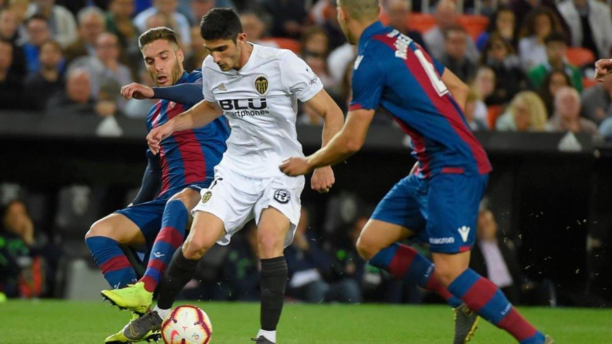 Rubén Rochina intenta frenar a Gonçalo Guedes en el derbi valenciano