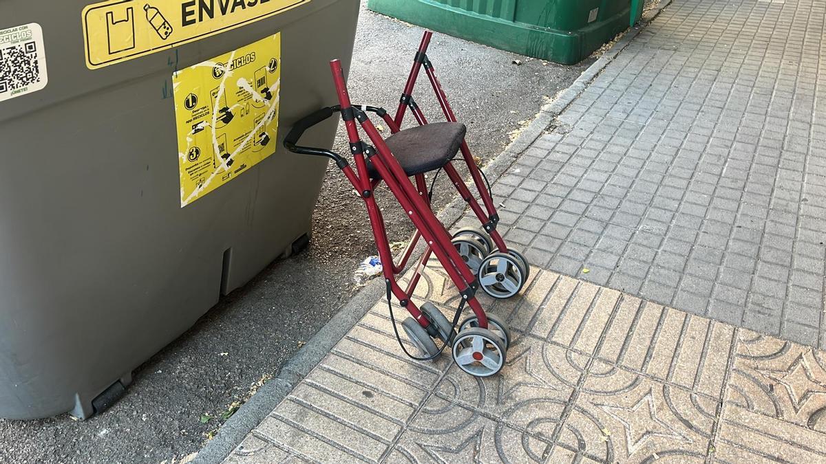 El andador de la víctima, abandonado junto a los contenedores después del suceso.