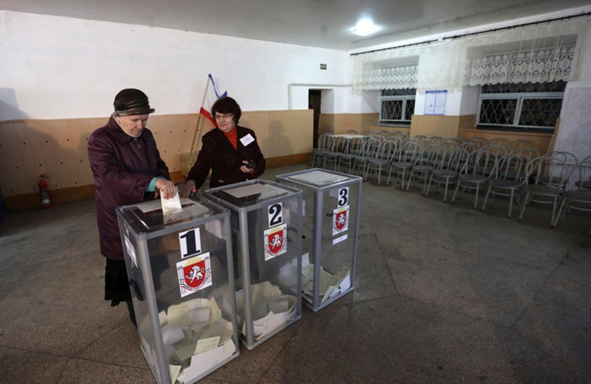 Ciutadans de Bakhtxissarai voten aquest diumenge en el referèndum d’annexió a Rússia.