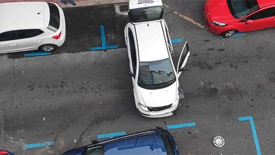 Un coche de paisano de la Policía Local se estrella contra un vehículo estacionado en Santa Catalina